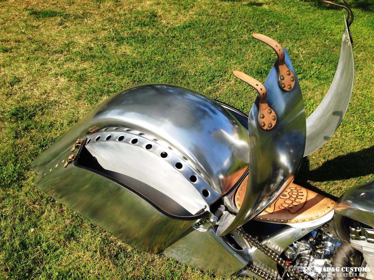 Flypaper Customs "Skull" Custom Bagger Seat | Harley-Davidson